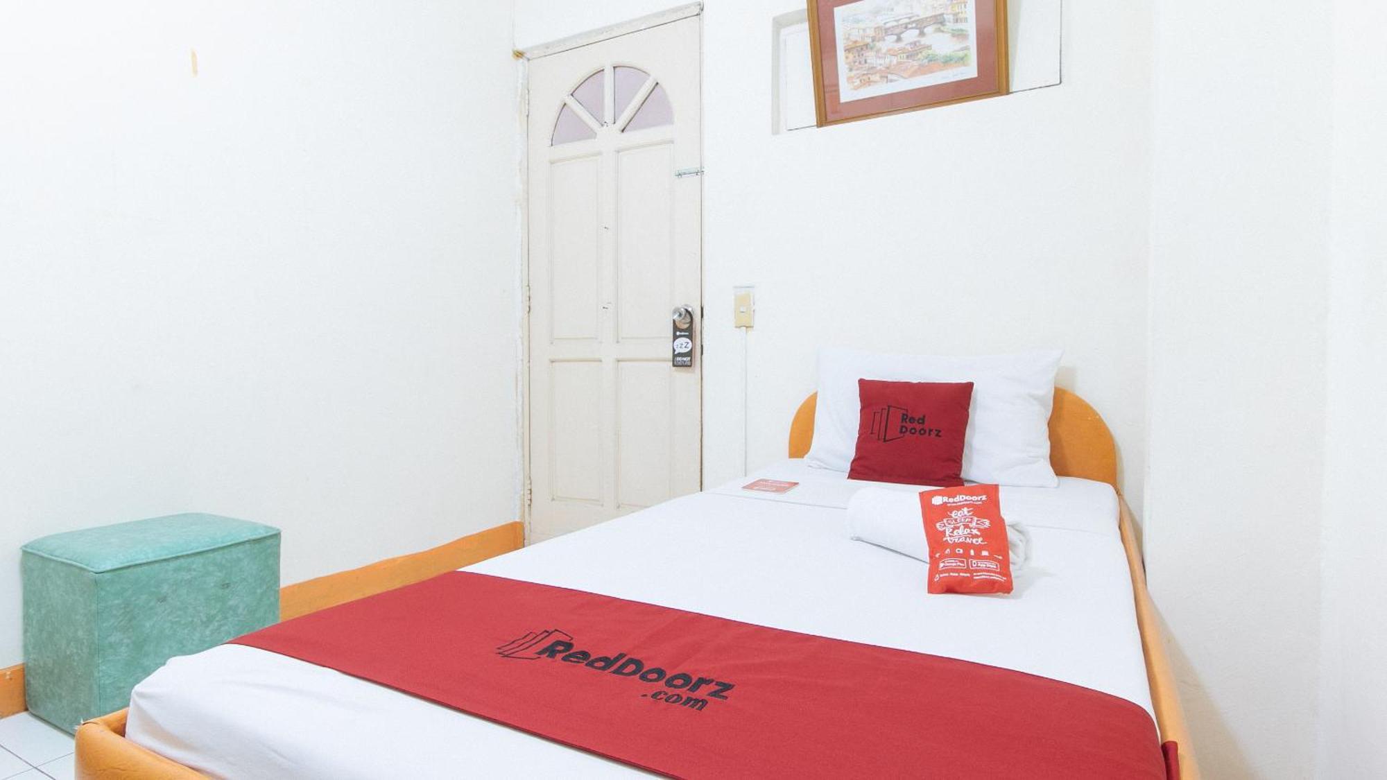 فندق Reddoorz Near East Avenue Medical Center كويزون سيتي المظهر الخارجي الصورة