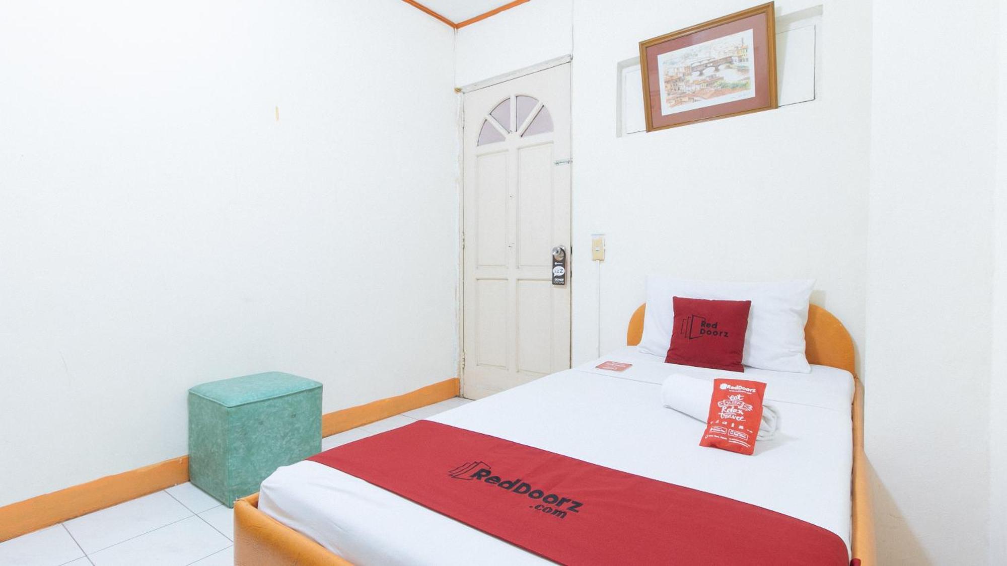 فندق Reddoorz Near East Avenue Medical Center كويزون سيتي المظهر الخارجي الصورة