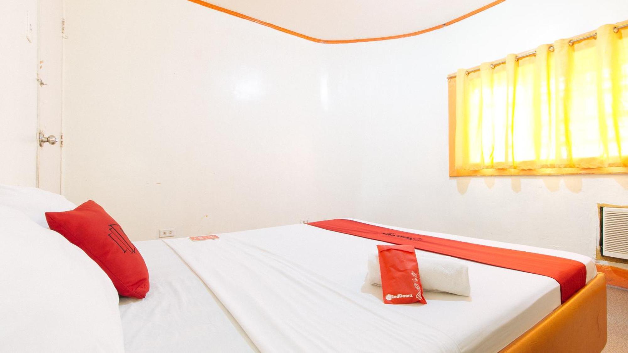 فندق Reddoorz Near East Avenue Medical Center كويزون سيتي المظهر الخارجي الصورة