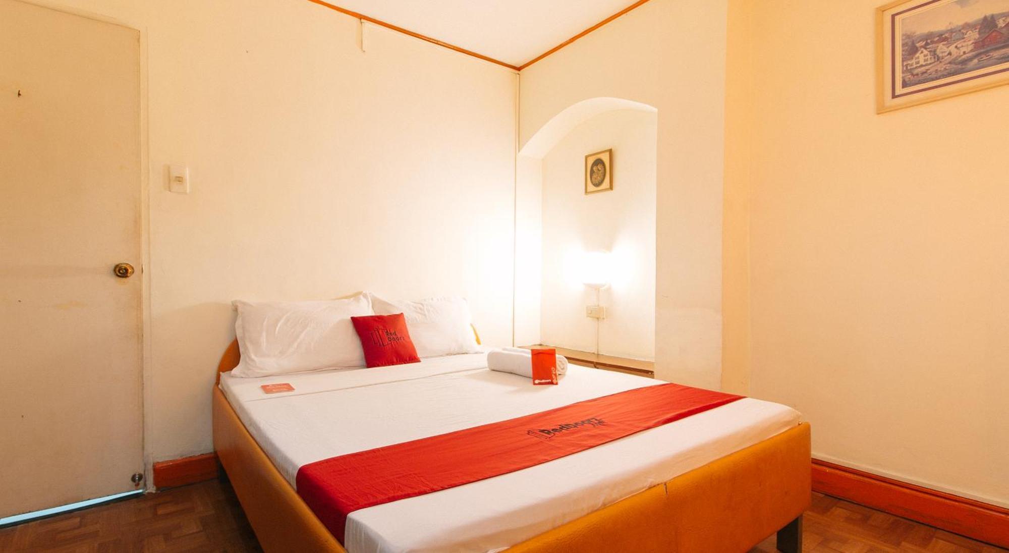 فندق Reddoorz Near East Avenue Medical Center كويزون سيتي المظهر الخارجي الصورة