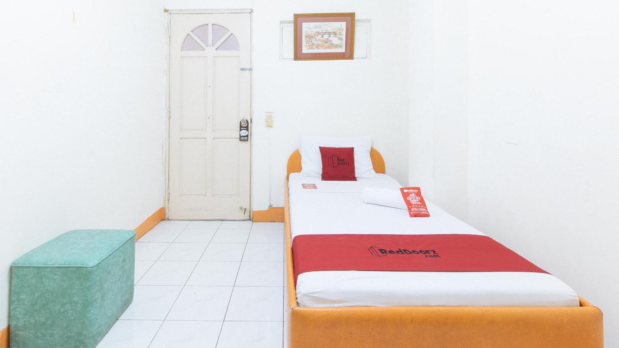 فندق Reddoorz Near East Avenue Medical Center كويزون سيتي المظهر الخارجي الصورة