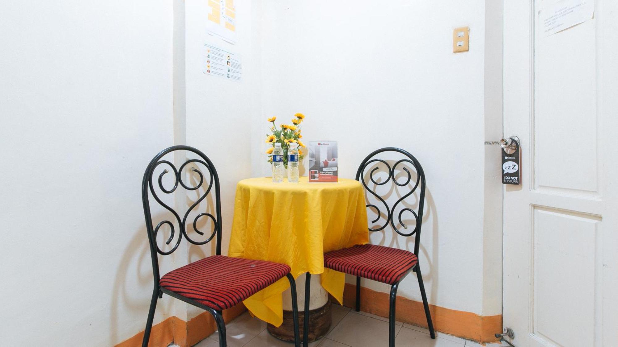 فندق Reddoorz Near East Avenue Medical Center كويزون سيتي المظهر الخارجي الصورة
