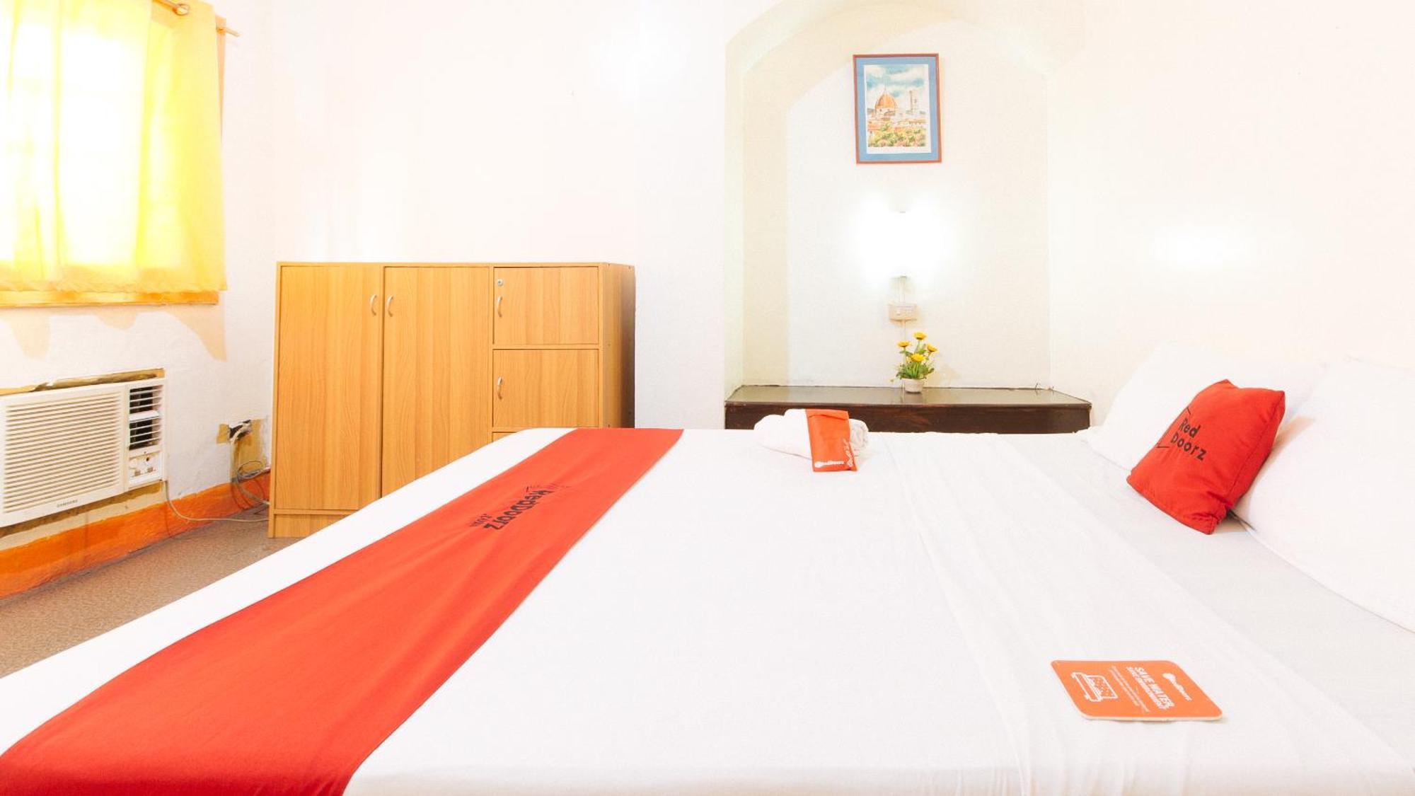 فندق Reddoorz Near East Avenue Medical Center كويزون سيتي المظهر الخارجي الصورة