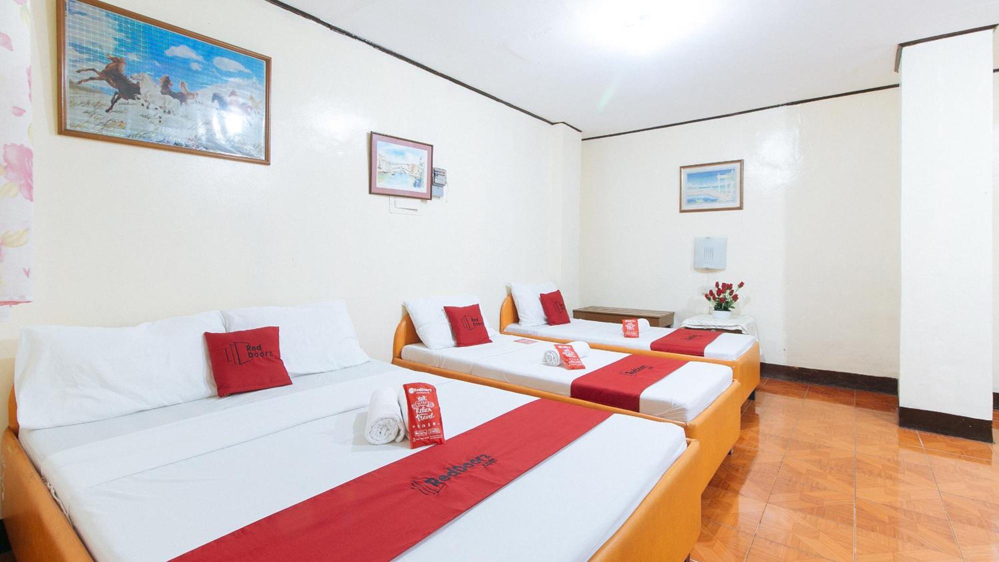 فندق Reddoorz Near East Avenue Medical Center كويزون سيتي المظهر الخارجي الصورة