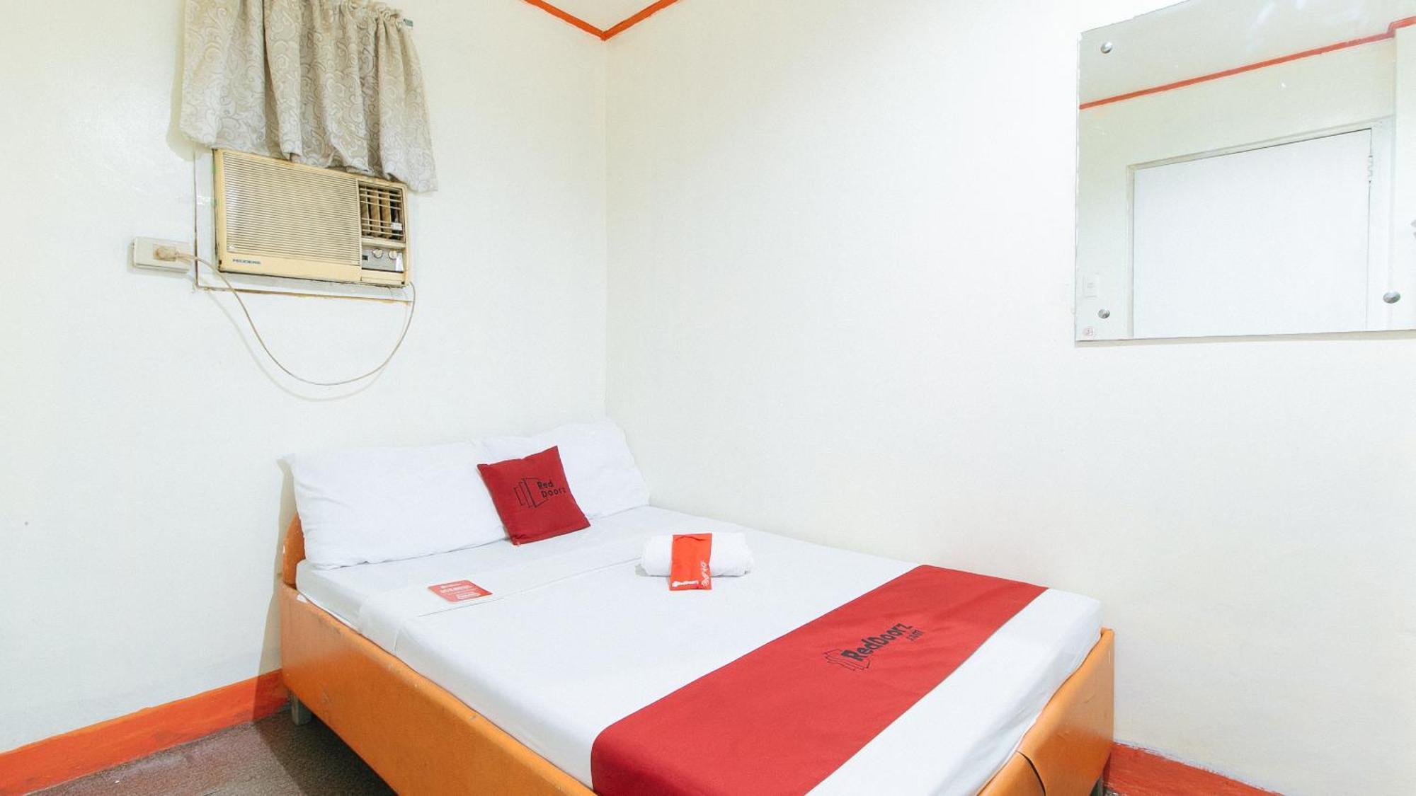 فندق Reddoorz Near East Avenue Medical Center كويزون سيتي المظهر الخارجي الصورة