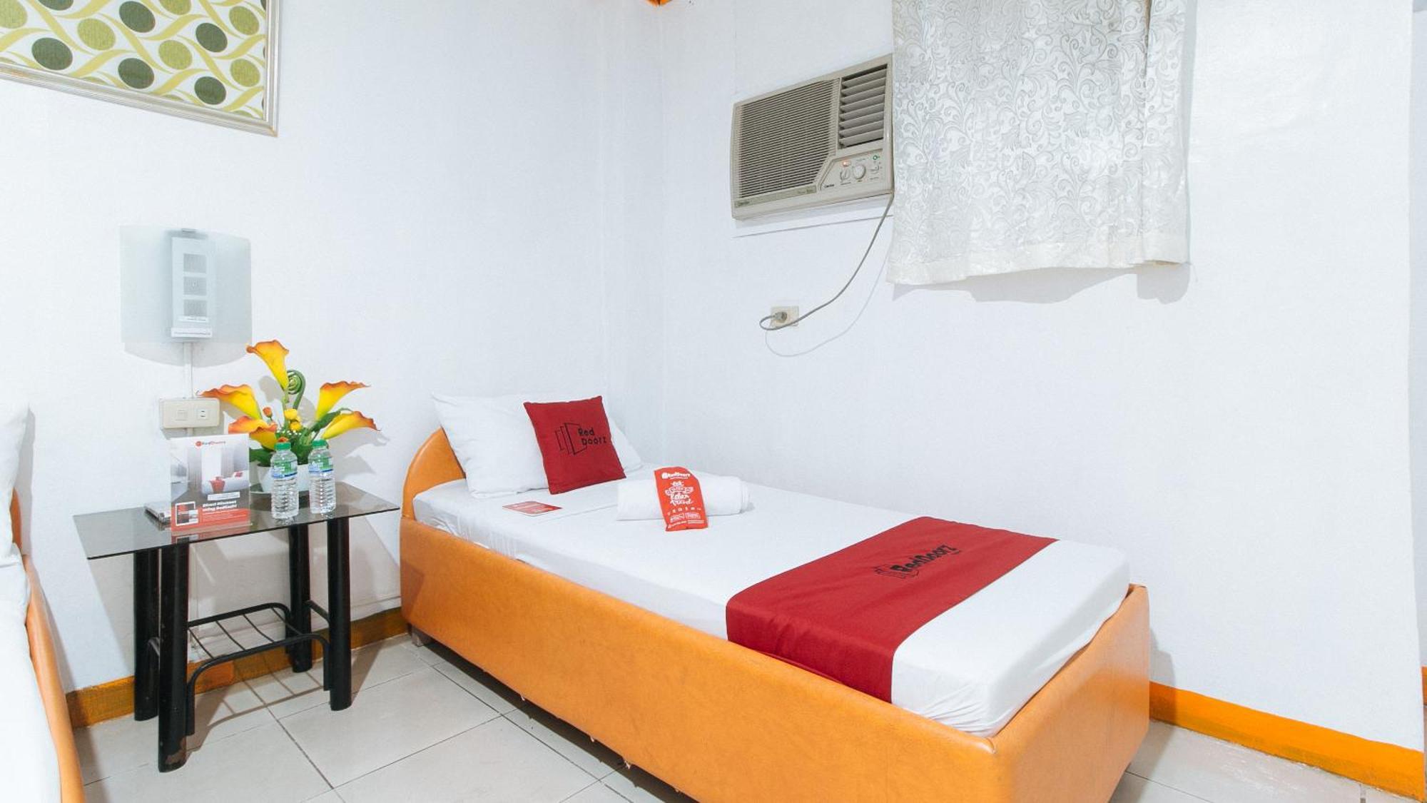 فندق Reddoorz Near East Avenue Medical Center كويزون سيتي المظهر الخارجي الصورة