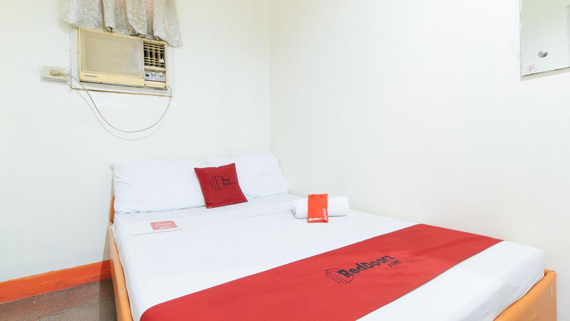 فندق Reddoorz Near East Avenue Medical Center كويزون سيتي المظهر الخارجي الصورة