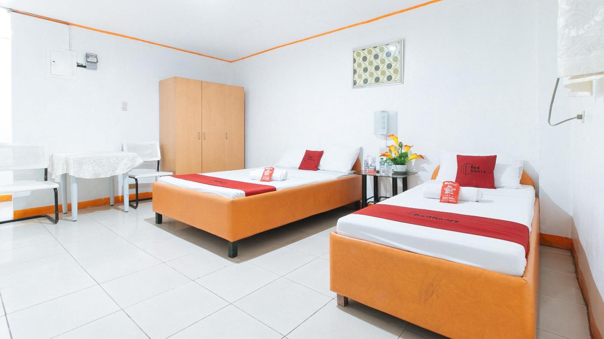 فندق Reddoorz Near East Avenue Medical Center كويزون سيتي المظهر الخارجي الصورة