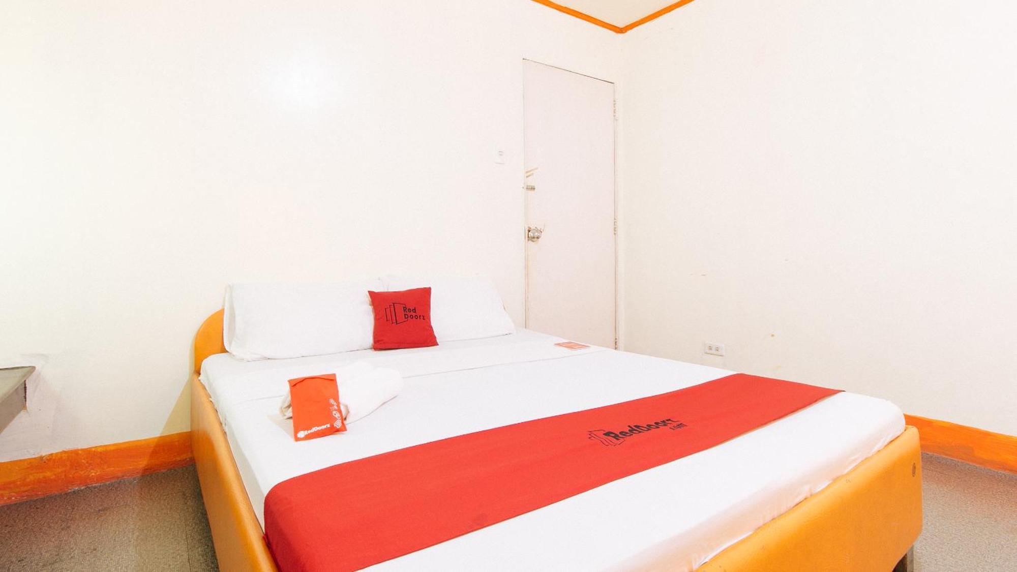 فندق Reddoorz Near East Avenue Medical Center كويزون سيتي المظهر الخارجي الصورة