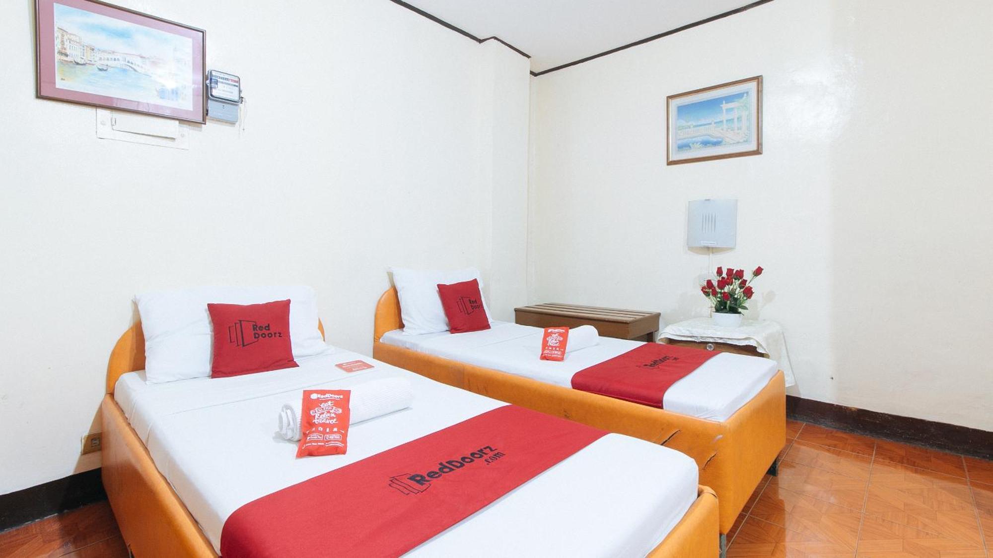 فندق Reddoorz Near East Avenue Medical Center كويزون سيتي المظهر الخارجي الصورة