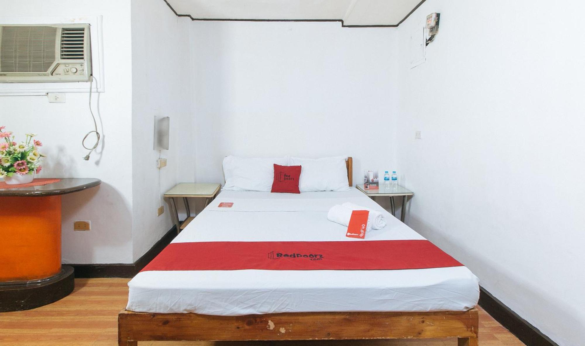 فندق Reddoorz Near East Avenue Medical Center كويزون سيتي المظهر الخارجي الصورة
