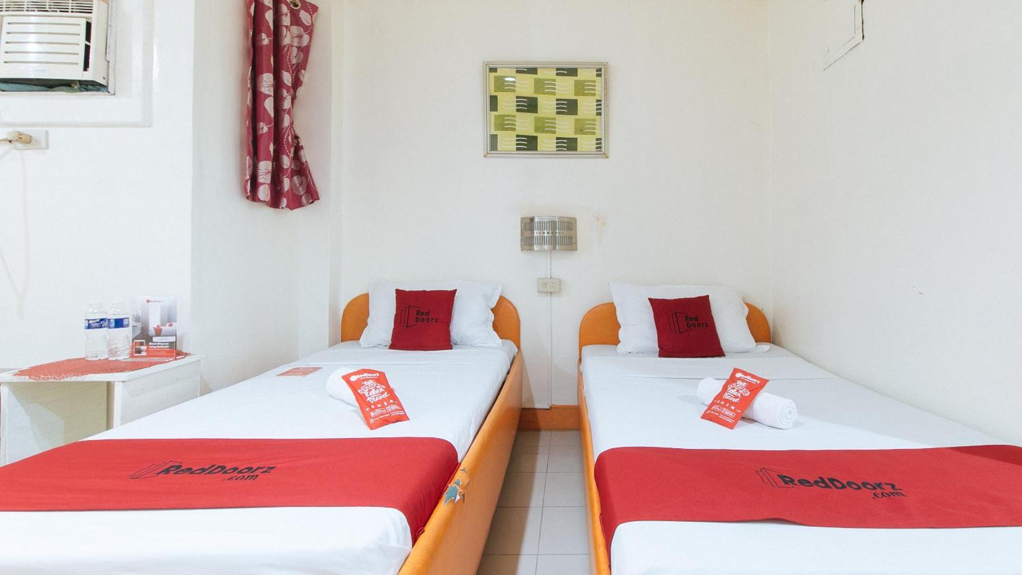 فندق Reddoorz Near East Avenue Medical Center كويزون سيتي المظهر الخارجي الصورة