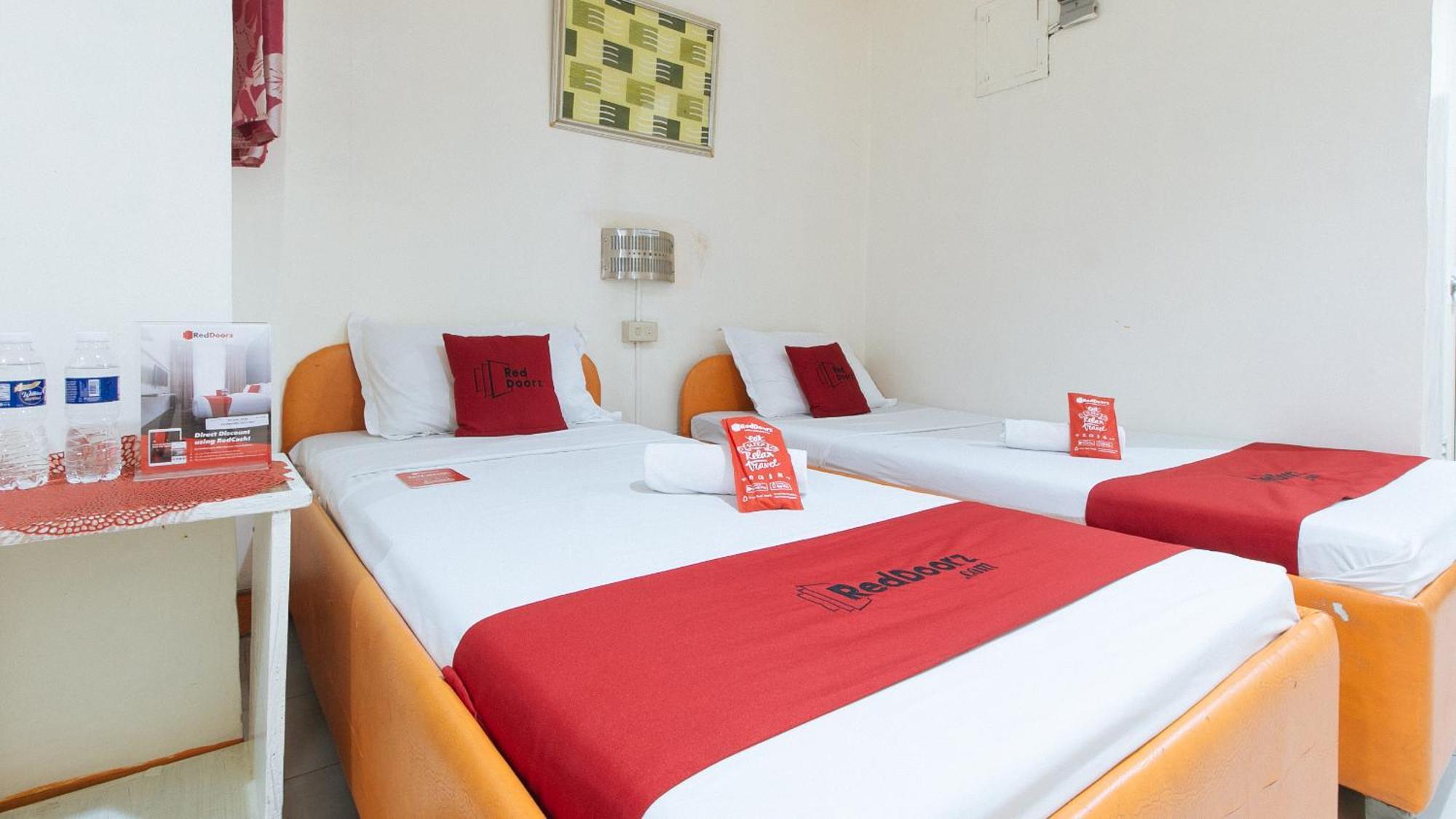 فندق Reddoorz Near East Avenue Medical Center كويزون سيتي المظهر الخارجي الصورة