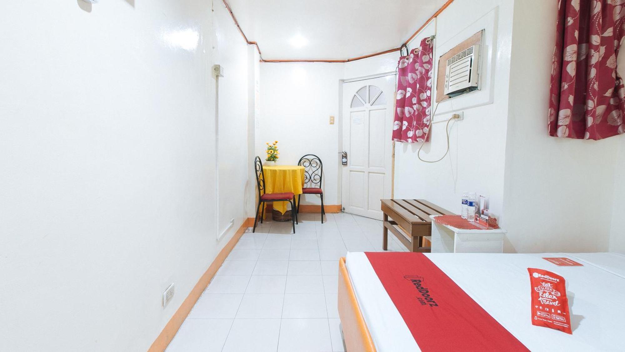 فندق Reddoorz Near East Avenue Medical Center كويزون سيتي المظهر الخارجي الصورة