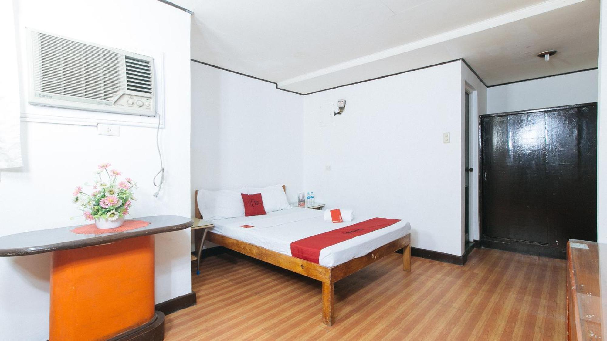 فندق Reddoorz Near East Avenue Medical Center كويزون سيتي المظهر الخارجي الصورة