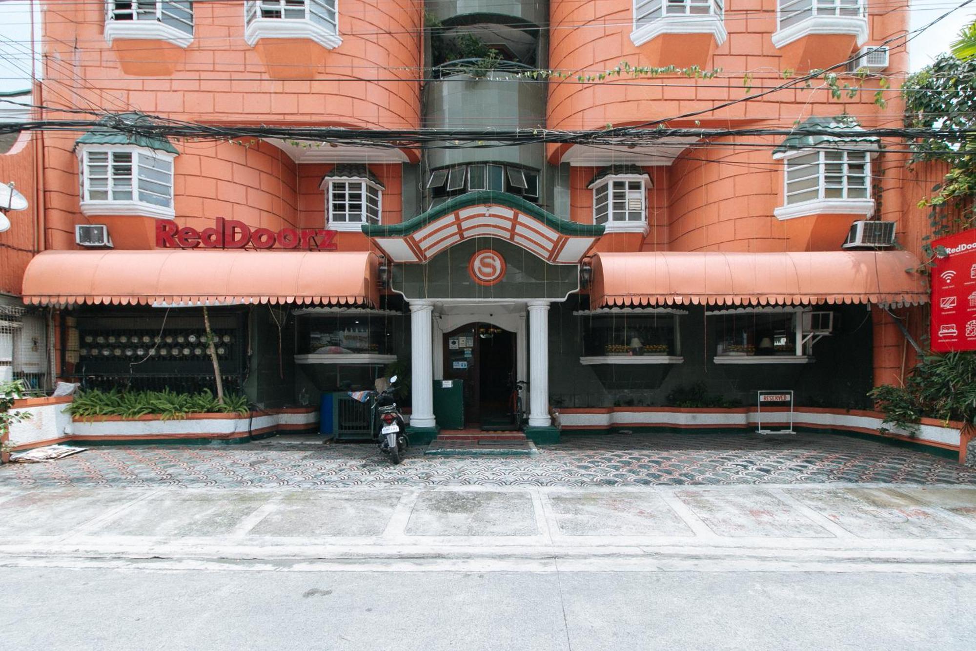 فندق Reddoorz Near East Avenue Medical Center كويزون سيتي المظهر الخارجي الصورة